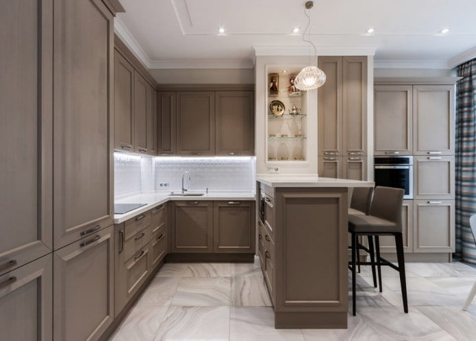keukeninterieur in witte en bruine tinten