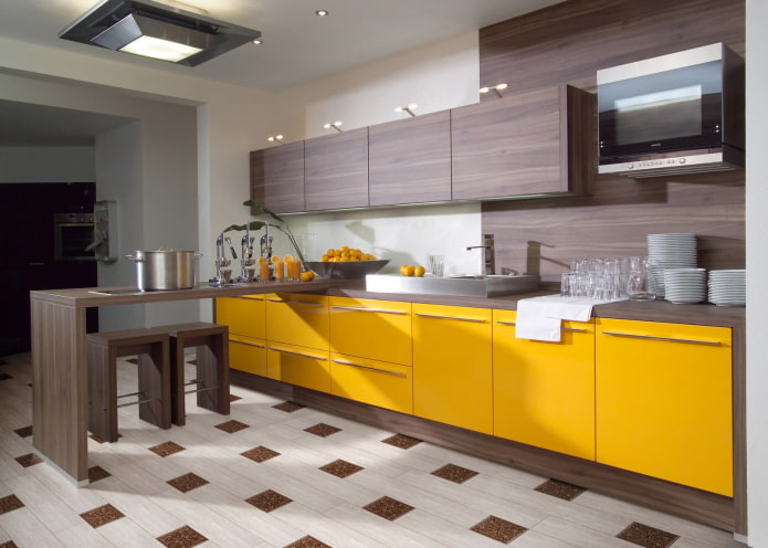 bruin keukeninterieur met felle accenten