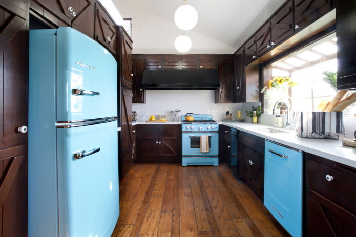 bruin keukeninterieur met felle accenten