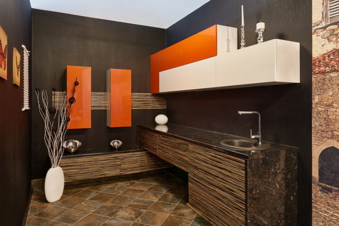 bruin keukeninterieur met felle accenten