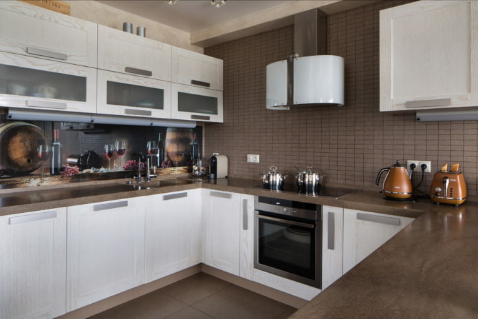keukeninterieur in witte en bruine tinten