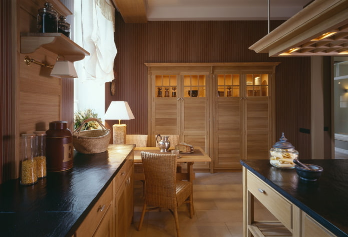 meubels en apparatuur in het keukeninterieur in bruine tinten
