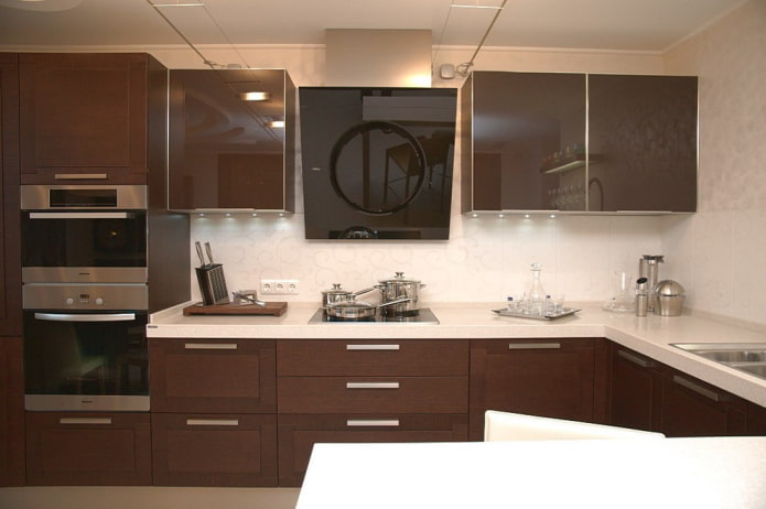 keukeninterieur in donkerbruine tinten