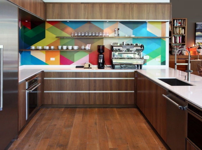 bruin keukeninterieur met felle accenten