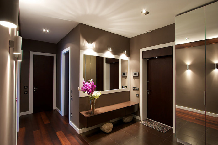 bruine muren in het interieur van de gang