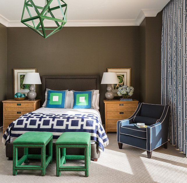 bruine muren in het slaapkamerinterieur