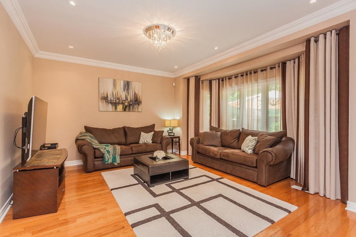 combinatie van gordijnen en meubels in de woonkamer