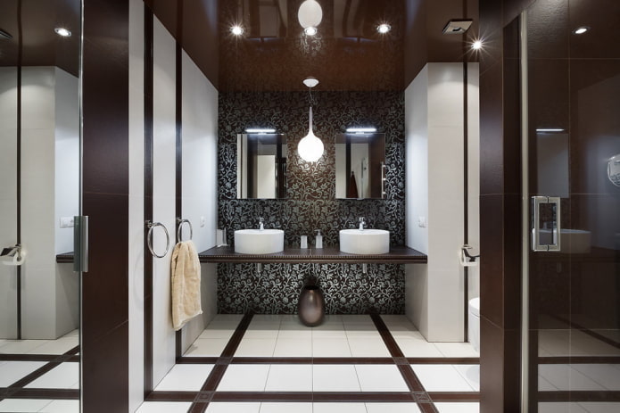 spanplafond in het badkamerinterieur
