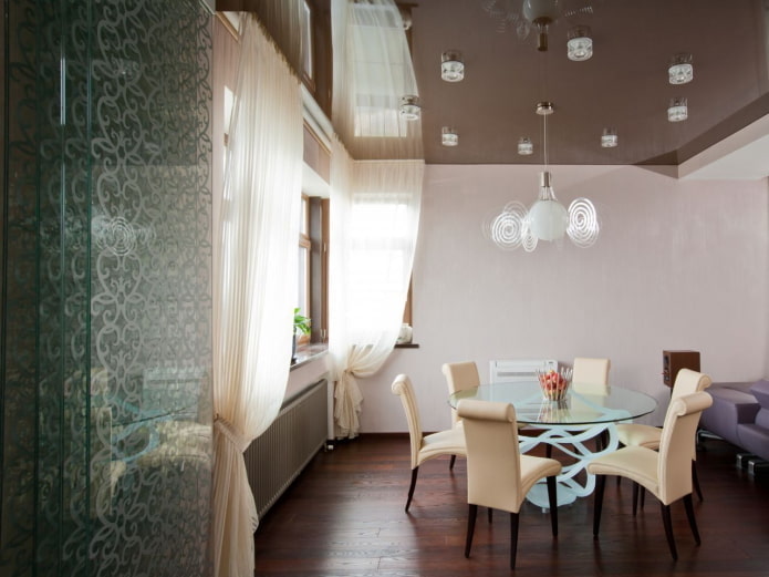 spanplafond in het eetkamerinterieur