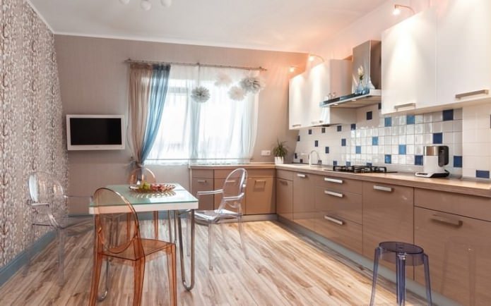 Bruine kleur in het keukeninterieur