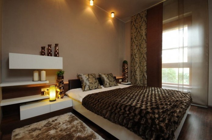 decoratie en verlichting in het interieur van een bruine slaapkamer