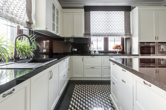 gepatterned roman blinds