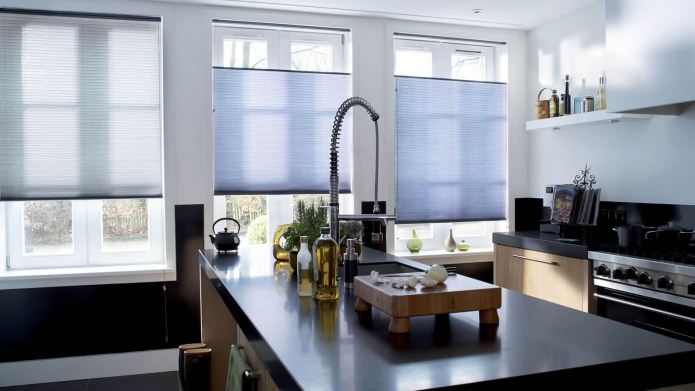 Pliss?gordijnen in het interieur van een moderne keuken