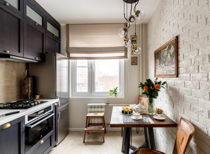 korte Romeinse jaloezie?n in het keukeninterieur