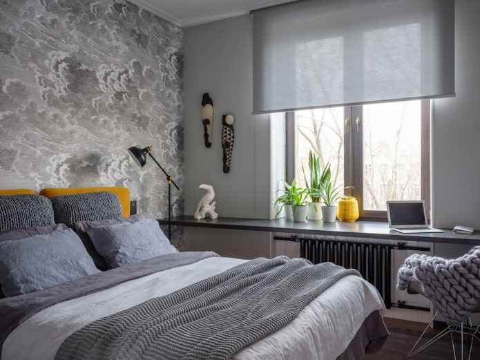 korte rolgordijnen in het slaapkamerinterieur