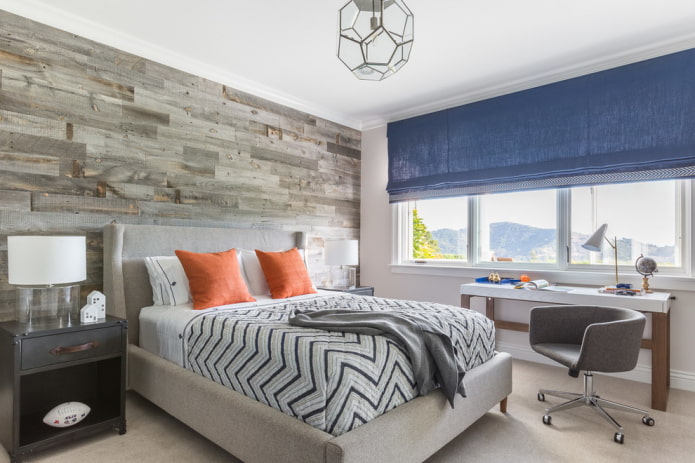 blauwe korte rolgordijnen in het interieur