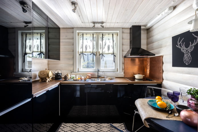 korte gordijnen op linten in het interieur