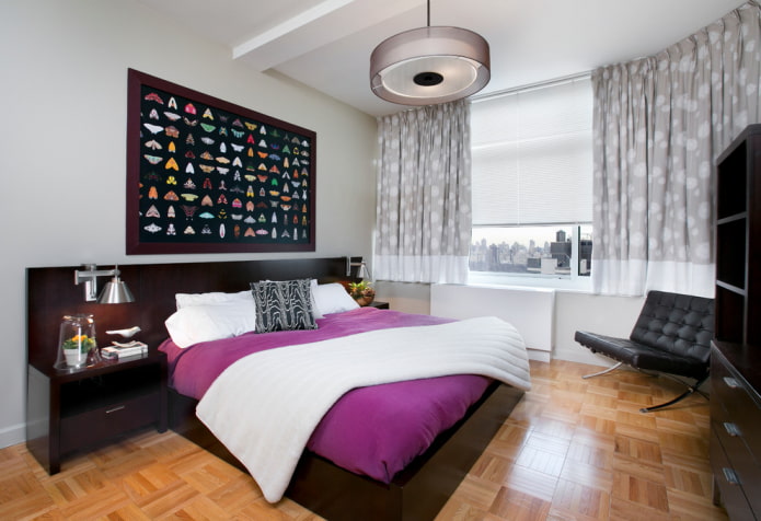korte gordijnen in het interieur van de slaapkamer