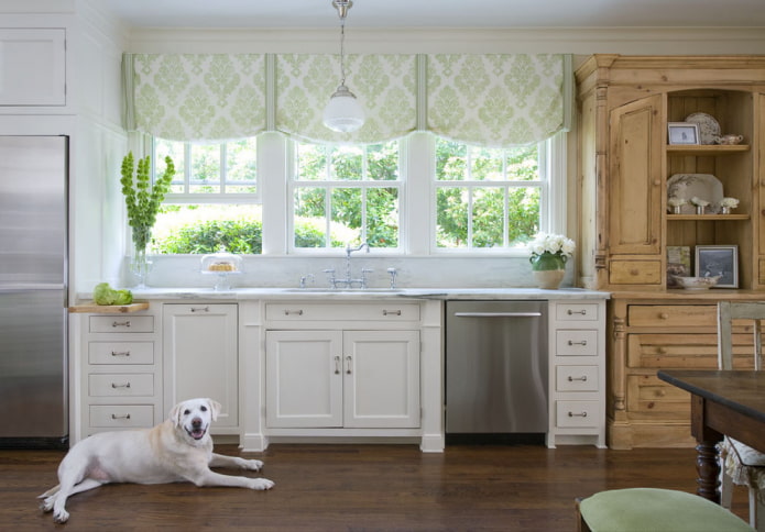 korte gordijnen met monogrammen in het interieur