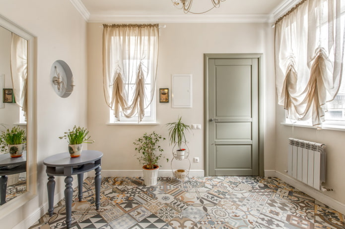 korte gordijnen in het interieur van de gang