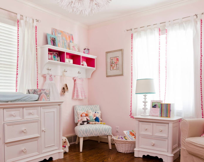 korte gordijnen met franjes in het interieur