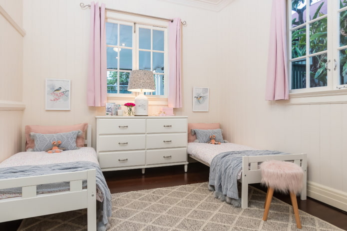 korte gordijnen met ringetjes in het interieur