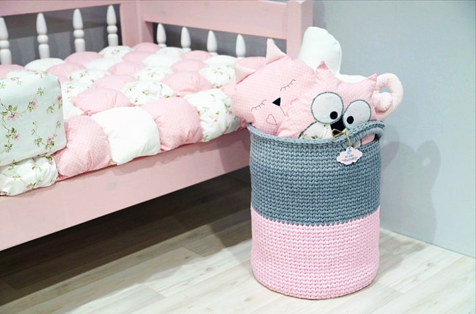 Mand in de kinderkamer