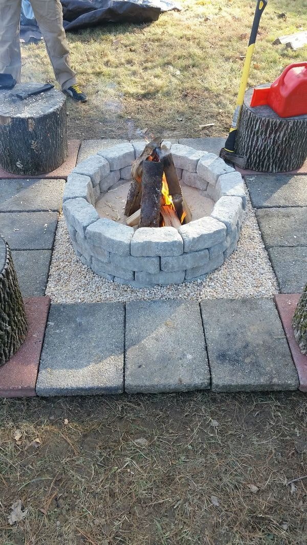 eenvoudige stenen vuurkorf in de tuin