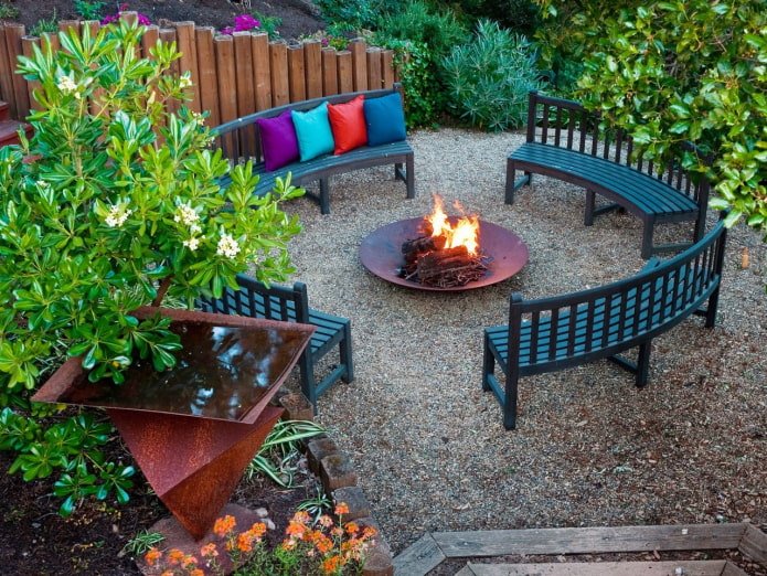 metalen open haard in de tuin