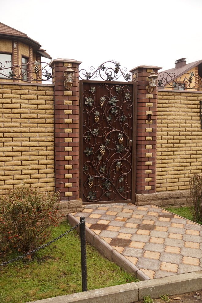 metalen loopdeur met gesmede elementen