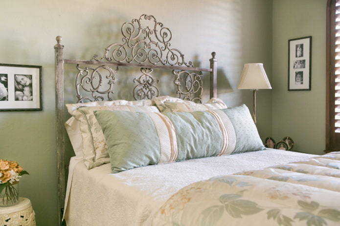 gesmeed bed met patina in het interieur