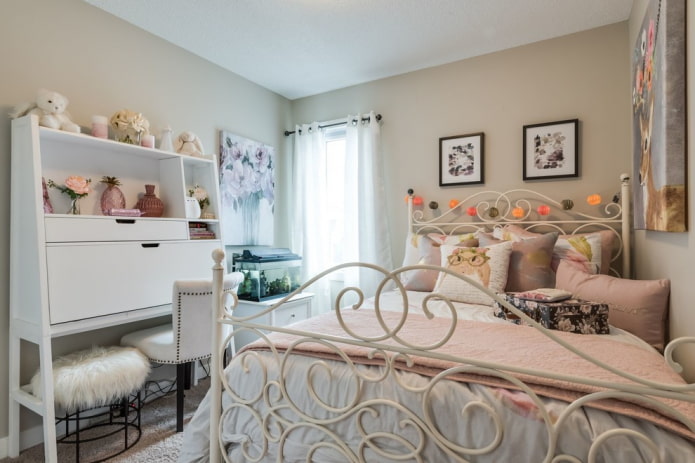 gesmeed kinderbed in het interieur
