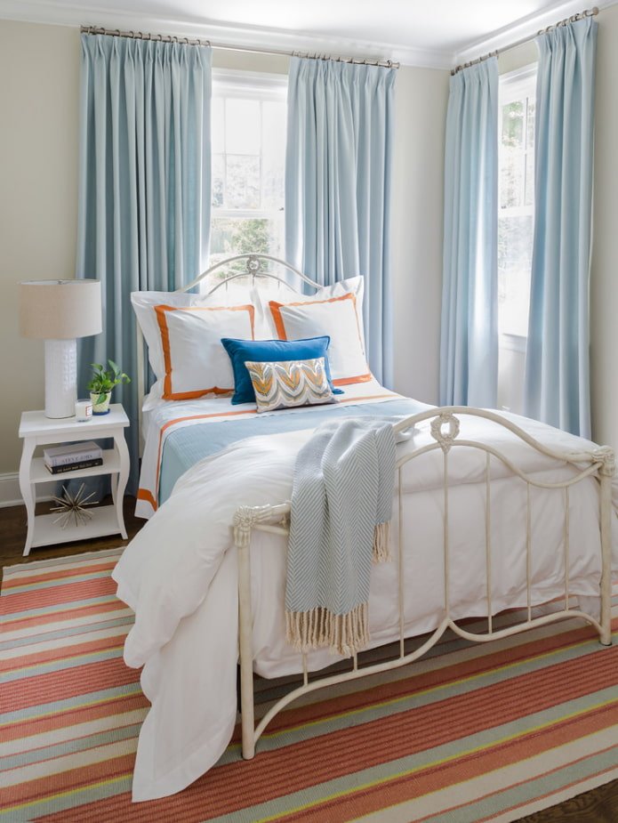 bed met wit smeedwerk