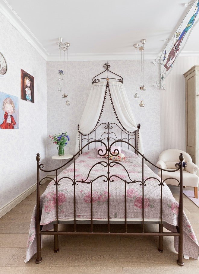 bed met brons smeedwerk