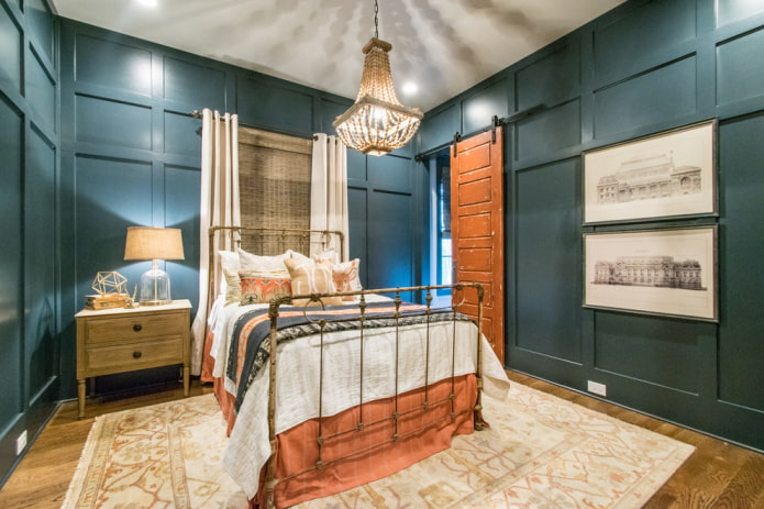 bed met antiek smeedwerk in het interieur