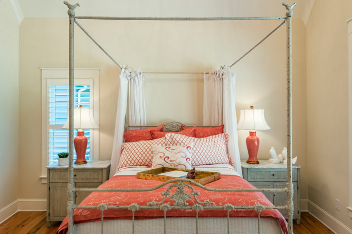bed met antiek smeedwerk in het interieur