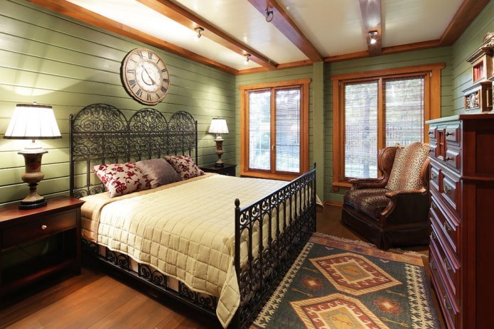 gesmeed tweepersoonsbed in het interieur