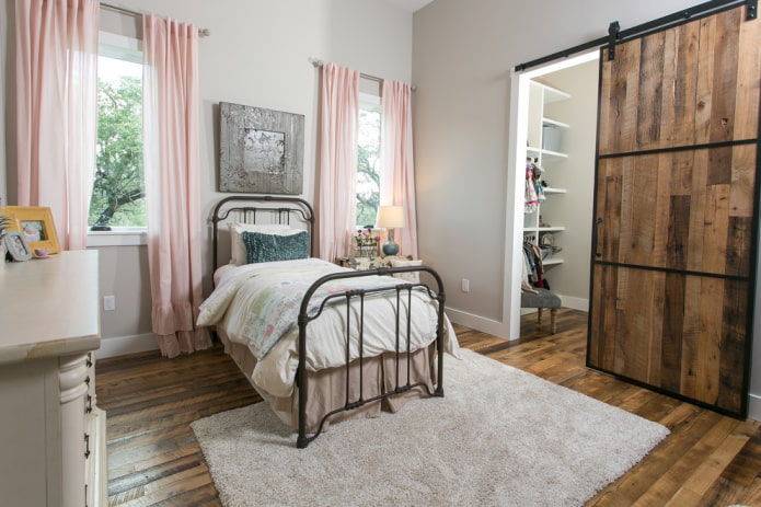 gesmede eenpersoonsbed in het interieur