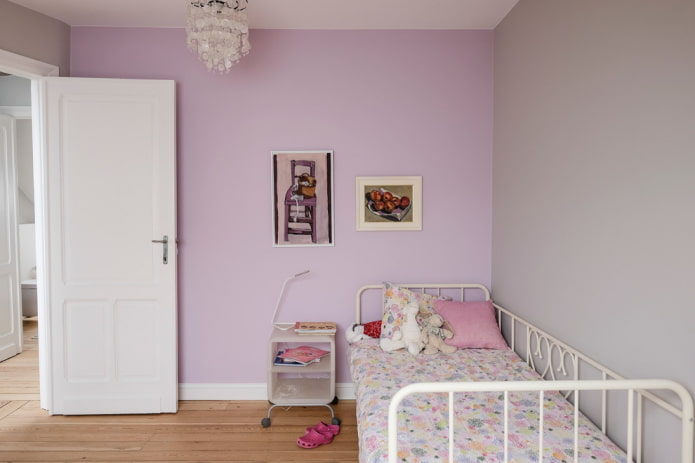 gesmeed kinderbed in het interieur
