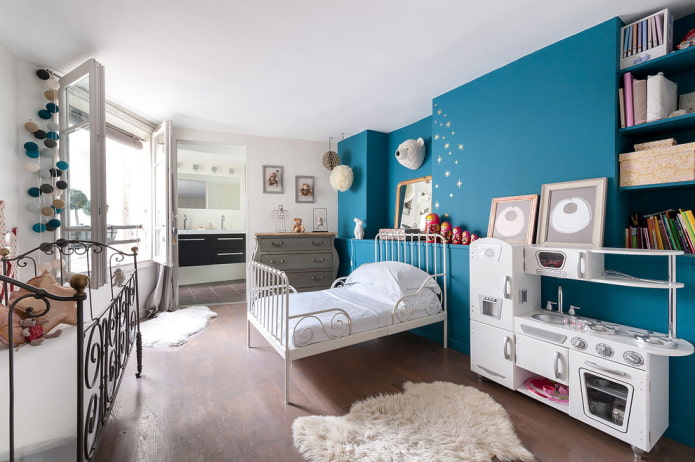 een smeedijzeren bed in een kinderkamer
