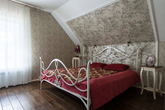 gesmeed bed in de slaapkamer in Proven?aalse stijl