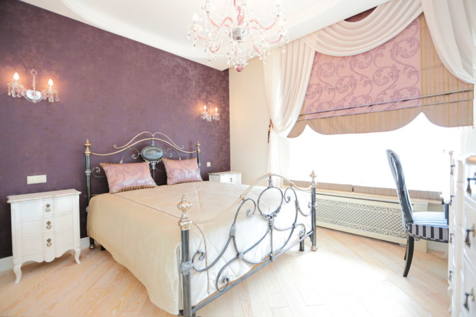 een bed met gesmede elementen in een slaapkamer in klassieke stijl