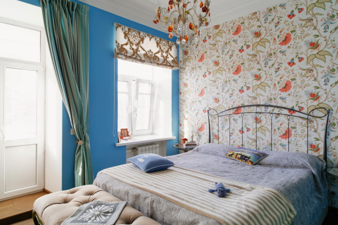 bed met gesmeed hoofdbord in het interieur