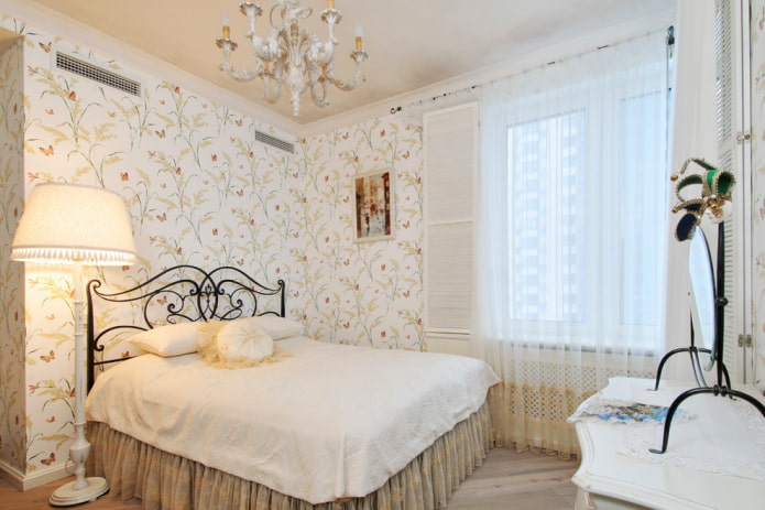gesmeed bed in de slaapkamer in Proven?aalse stijl
