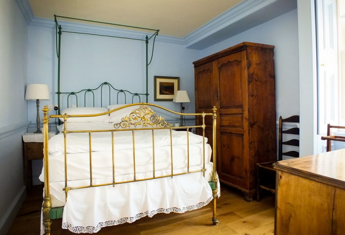 bed met gouden smeedwerk