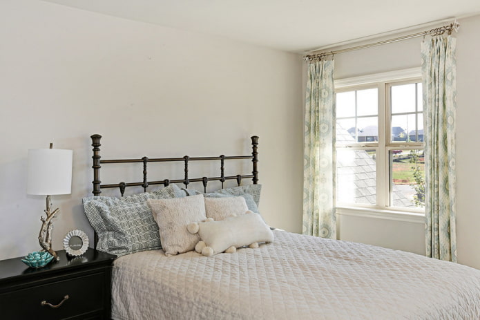 bed met gesmeed hoofdbord in het interieur