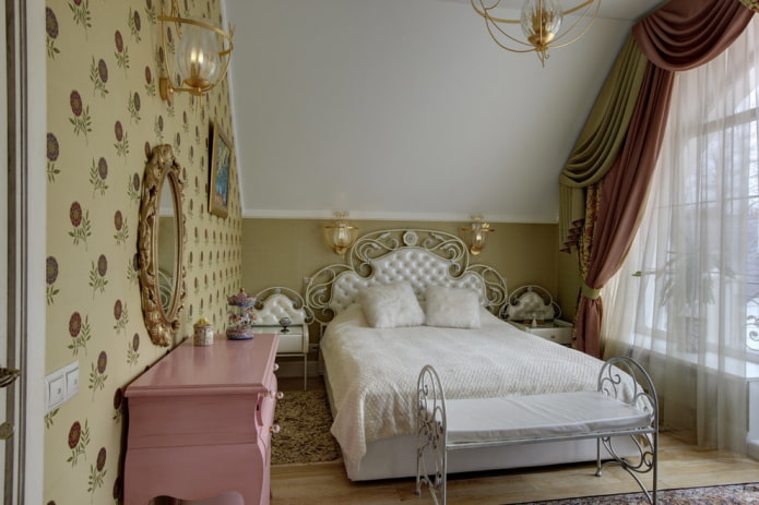 smeedijzeren bed met koetskoppeling in het interieur