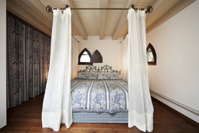 gesmeed hemelbed in het interieur