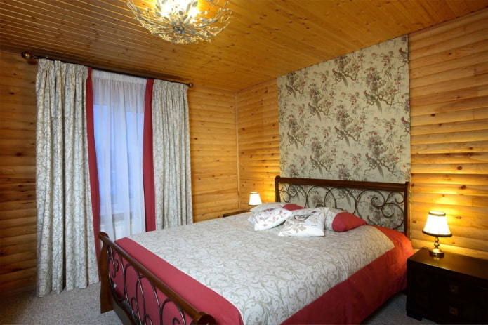 bed met een houten hoofdbord in het interieur