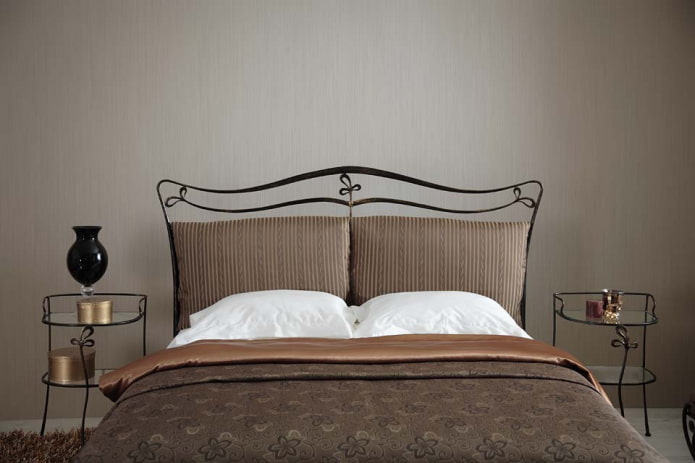 bed met zacht hoofdbord in het interieur